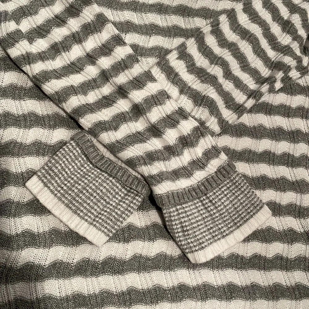 JOHN + JENN Striped Crew Neck Sweater - Picture 4 of 10